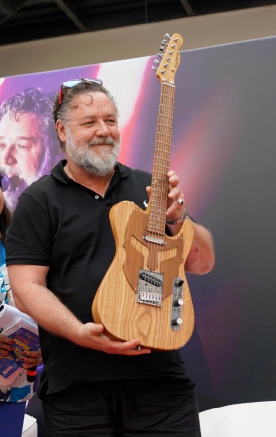 Russell Crowe holding the Gladiator on stage at the Magna Grecia Film Festival