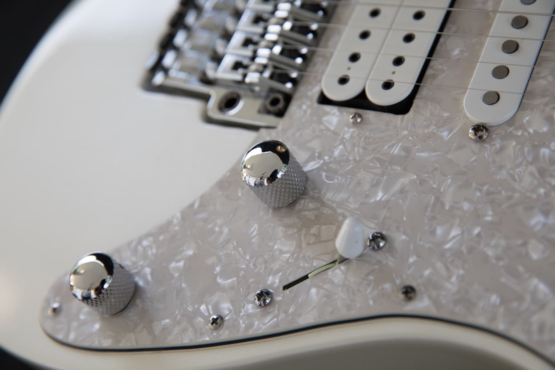 The DiMarzio Evolution pickups and the controls